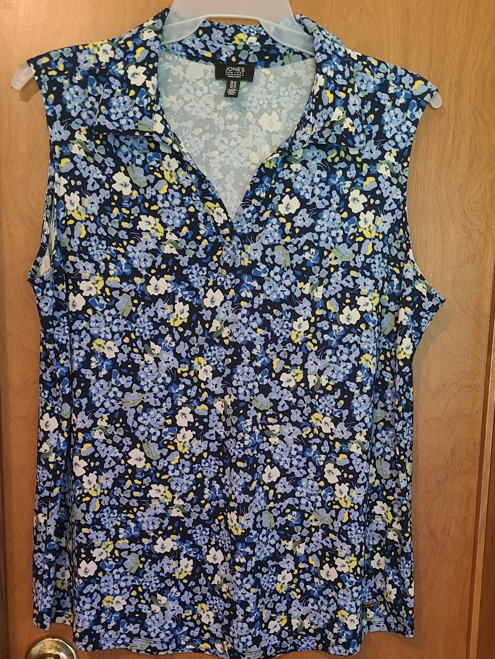 Jones New York Blue Floral Sleeveless V-Neck Top